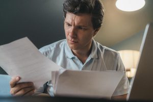 Pessoa a rever documentos de MTIC crédito habitação