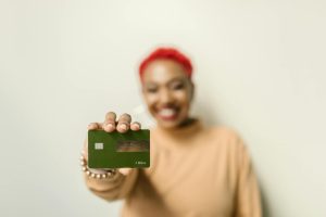Pessoa olhando um cartão de crédito ecofriendly com expressão confusa