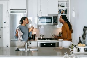 Casal a discutir sobre contas conjuntas em 2026