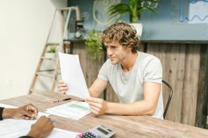 Pessoa a analisar incentivos fiscais