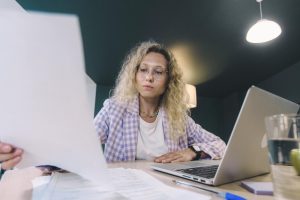 Reforma antecipada: pessoa a analisar planos de reforma ao computador